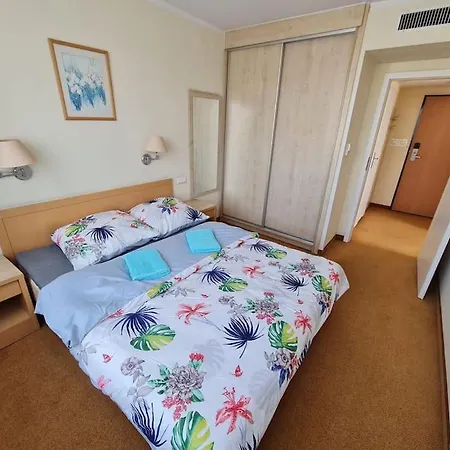 10q - Z6 801 アパート ワルシャワ